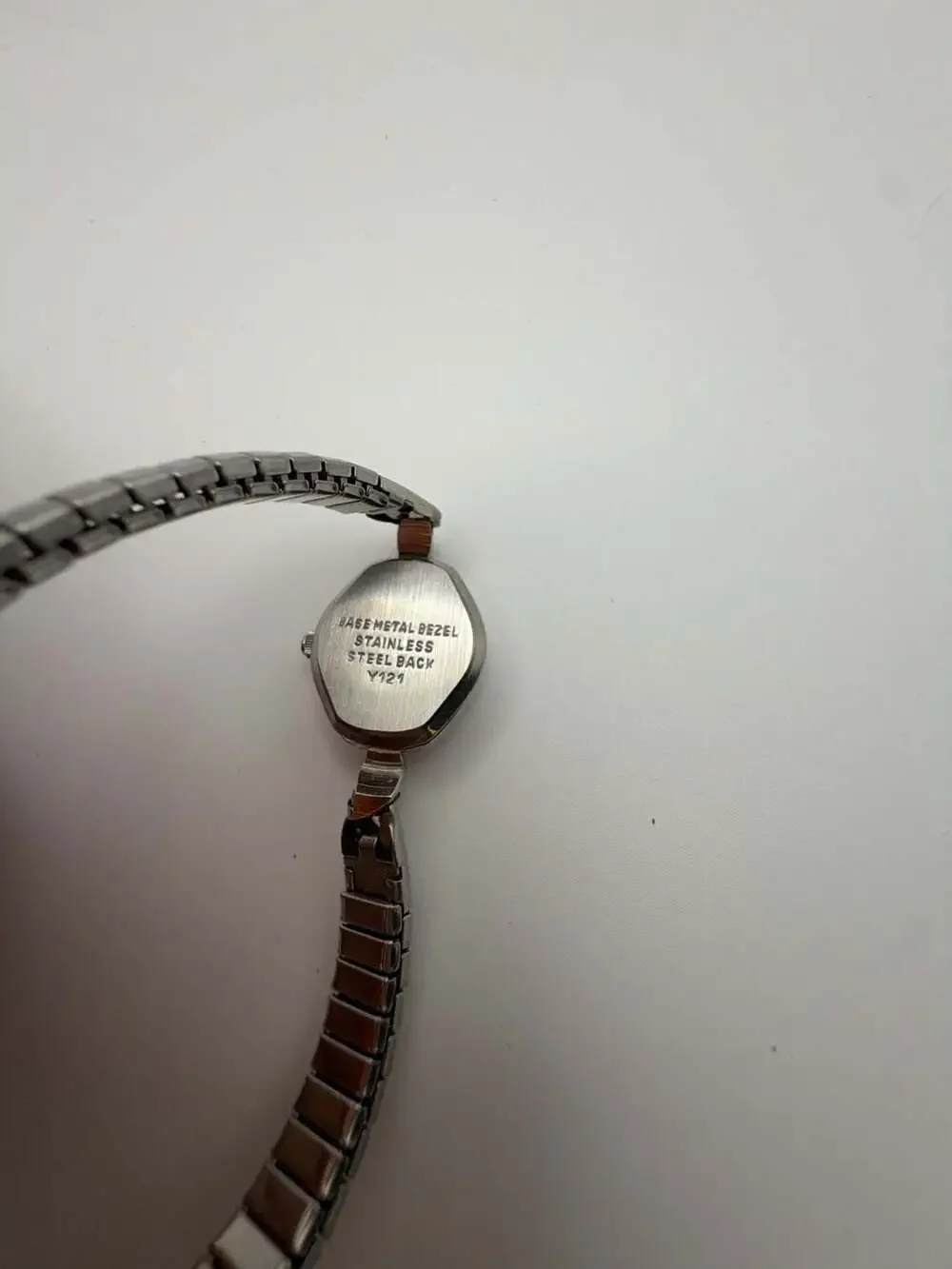 Advance Vintage Silver Tone Women's Quartz Wristwatch with Leaf Detail Stretch B